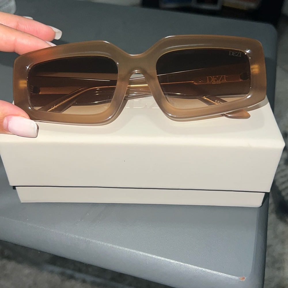 DEZI Read The Room Sunglasses